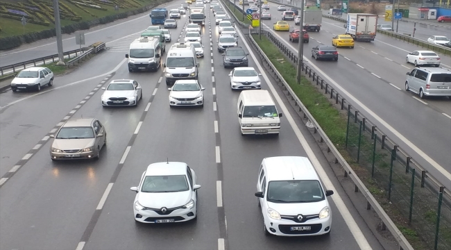 Yağış nedeniyle İstanbul'un bazı ilçelerinde trafik yoğunluğu oluştu