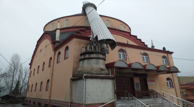 Zonguldak'ta şiddetli rüzgar nedeniyle köy camisinin minaresi devrildi