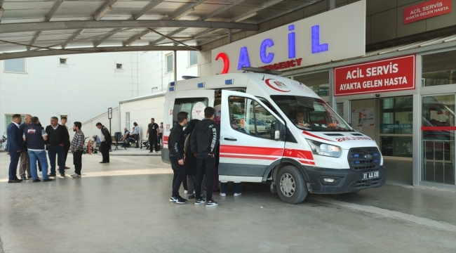 Adana'da otomobille çarpışan motosikletteki genç yaralandı