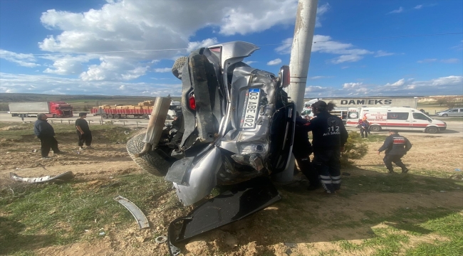 Afyonkarahisar'da elektrik direğine çarpan otomobildeki 1 kişi öldü, 3 kişi yaralandı