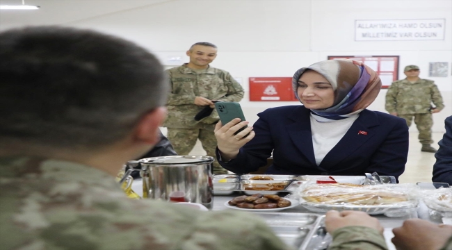 Afyonkarahisar Valisi Kübra Güran Yiğitbaşı Mehmetçikle iftar yaptı