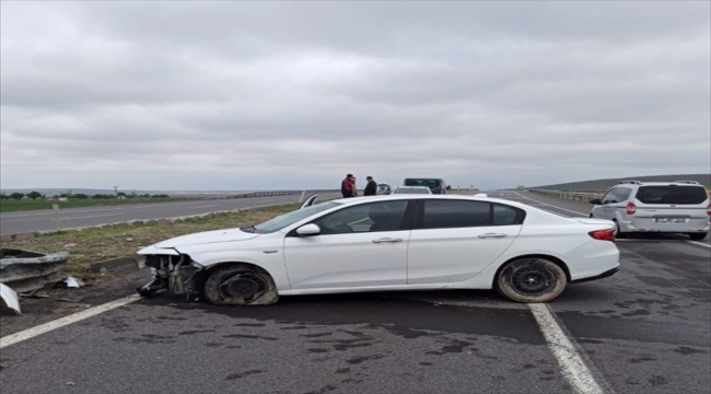 Aksaray'da bariyere çarpan otomobildeki 4 kişi yaralandı