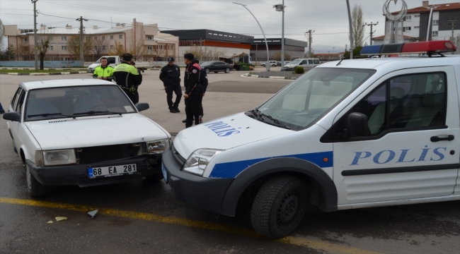 Aksaray'da sürücüsü "dur" ihtarına uymayan otomobil polis aracına çarptı