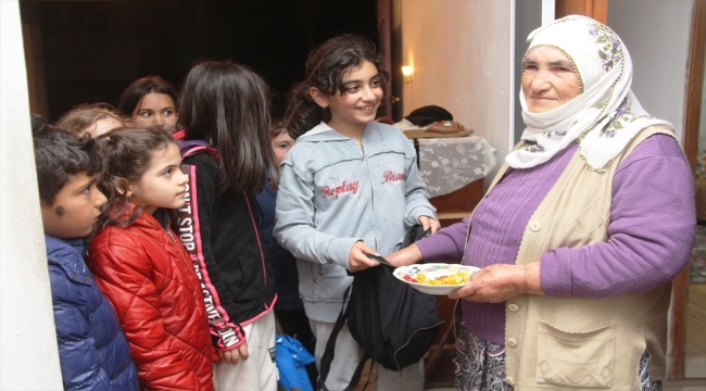 Amasya'da 150 yıllık ramazan geleneği "sepet sallama" sürdürülüyor