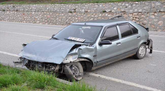 Amasya'da refüje çarpan otomobildeki 4 kişi yaralandı