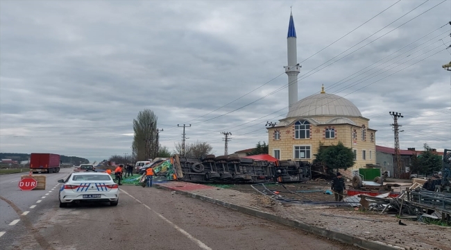 Amasya'da tırın devrilmesi sonucu 2 kişi yaralandı