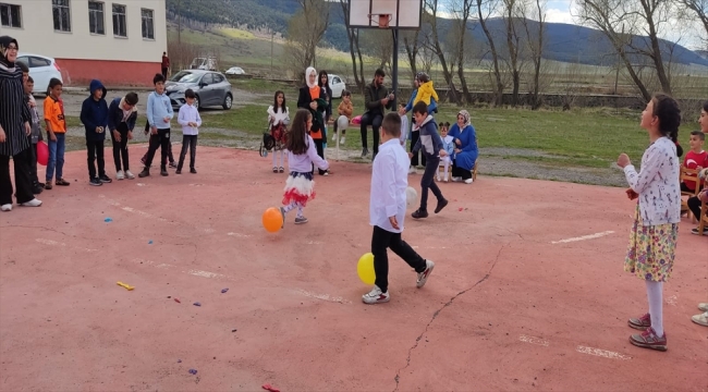 Ardahan'da ilkokul öğrencileri deprem bölgesindeki kardeş okulları için kermes düzenledi