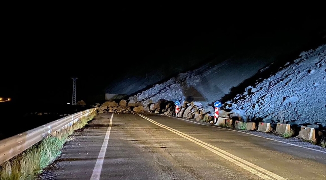 Artvin-Erzurum kara yolu, heyelan sonucu ulaşıma kapandı