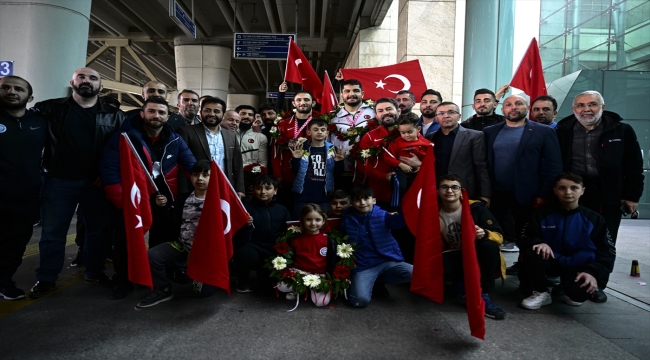 Avrupa 3'üncüsü Serbest Güreş Milli Takımı, Ankara'da çiçeklerle karşılandı