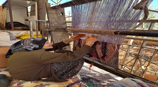 Ayşe nine, 80 yıldır evindeki tezgahta kilim dokuyor