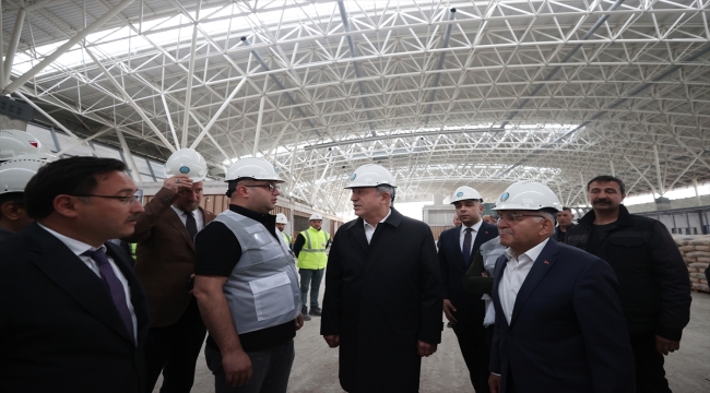 Bakan Akar'dan Kayseri Havalimanı yeni terminal binası inşaatında inceleme