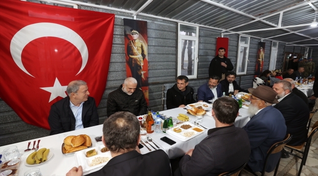 Bakan Akar, Hatay'da kanaat önderleriyle bir araya geldi