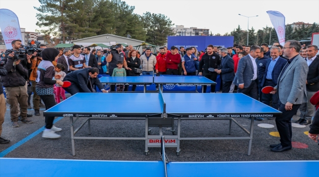 Bakan Kasapoğlu, Adıyaman'da depremzedelerle iftar yaptı