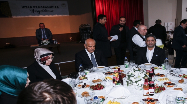 Bakan Kirişci, deprem bölgesinde görevli personelle iftarda bir araya geldi