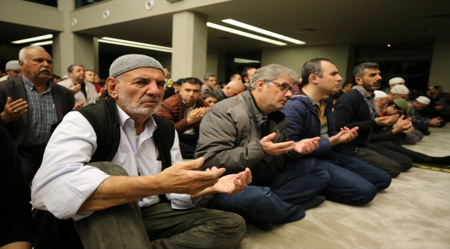 Bakan Kirişci, depremde hayatını kaybedenler için okunan mevlit programına katıldı