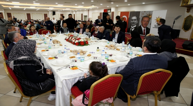 Bakan Kurum depremzedelerle iftarda bir araya geldi