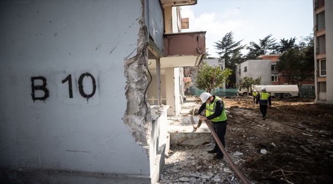 Bakırköy'de 54 yıllık sitenin yıkımına başlandı