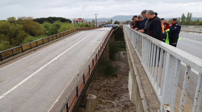 Balıkesir'de sağanak nedeniyle zarar gören köprü ulaşıma kapatıldı