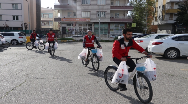 Batman'da pedallar her gün 600 aileye sıcak yemek ulaştırmak için çevriliyor