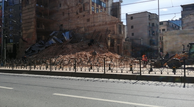 Beyoğlu'nda çöken tarihi binanın moloz kaldırma çalışmaları sürüyor