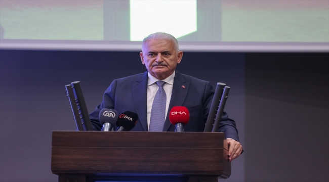 Binali Yıldırım, İzmir'de Lojistik ve Mobilya Sektörleri Değerlendirme Toplantısı'nda konuştu