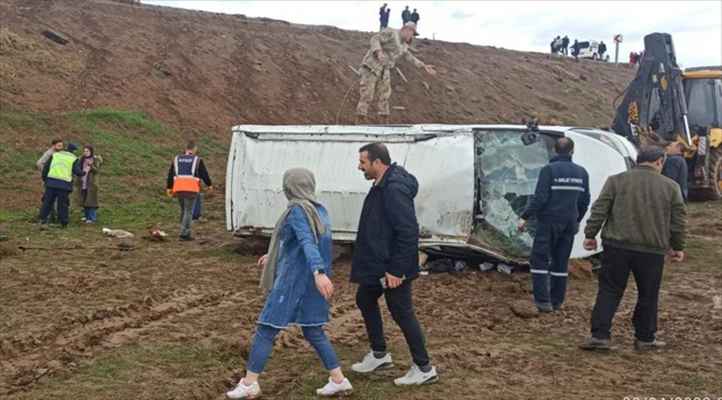 Bitlis'te şarampole devrilen minibüsteki 13 kişi yaralandı