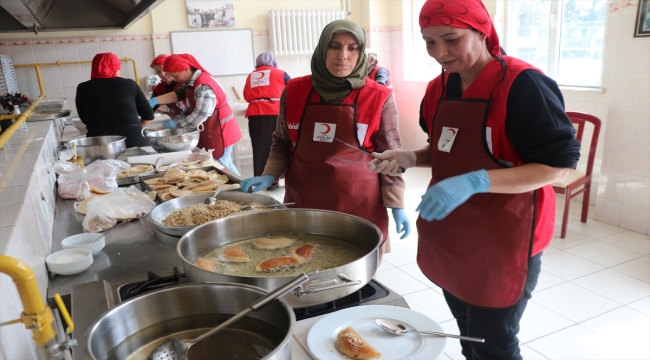 Bolu'da depremzede kadınlar yöresel bayram tatlısı yaptı