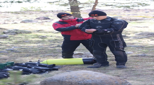 Bolu'da gölette teknenin alabora olması sonucu kaybolan kişiyi arama çalışmaları sürüyor