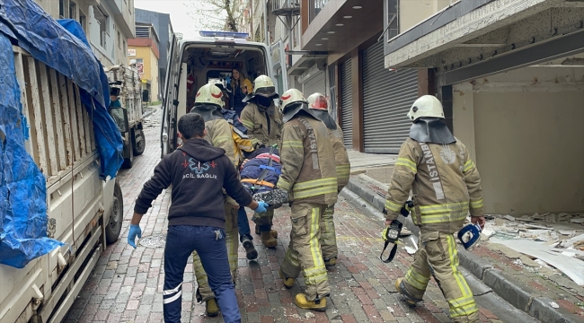 Boşaltılan binadan malzeme almak isteyen 2 hurdacı çöken çatının altında kaldı