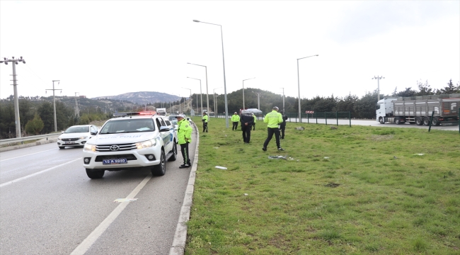 Burdur'da ağaca çarpan otomobildeki 1 kişi öldü, 3 kişi yaralandı