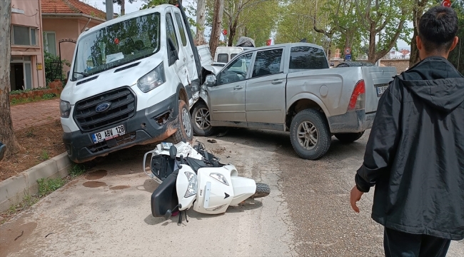 Bursa'da kamyonetin çarptığı yaya öldü, motosiklet sürücüsü yaralandı