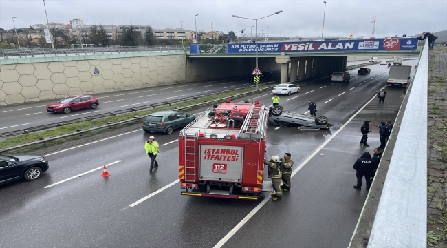 Çekmeköy'de ters dönen otomobilin sürücüsü yaralandı