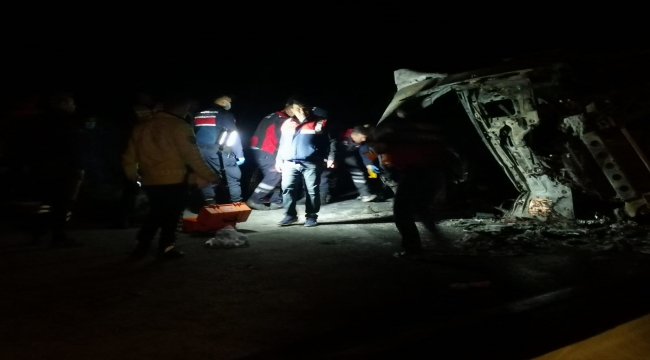 Çorum'da devrilerek alev alan tırda sıkışan 2 kişi öldü