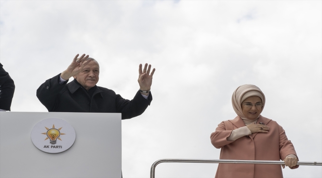 Cumhurbaşkanı Erdoğan, Ankara Arena Spor Salonu önünde bekleyen partililere hitap etti