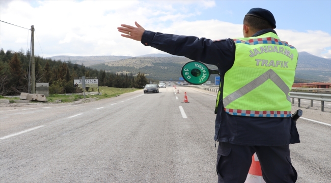 Denizli'de jandarmadan sürücü ve yolculara emniyet kemeri eğitimi