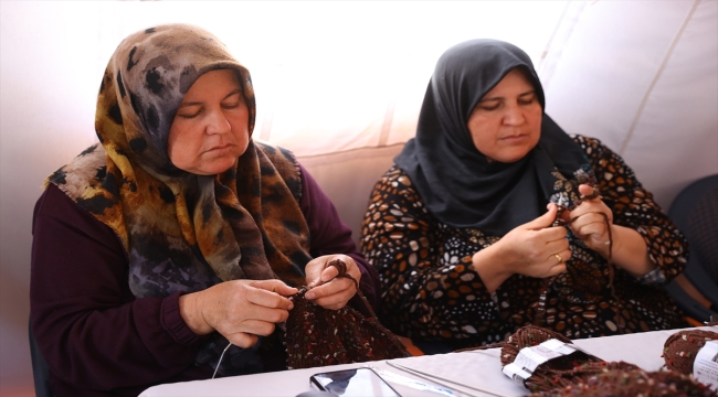 Depremzede kadınlar ilmek atarak afetin etkisinden uzaklaşıyor