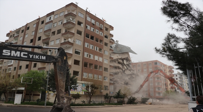 Diyarbakır'da depremde ağır hasar gören 2 bloklu sitenin yıkımına başlandı