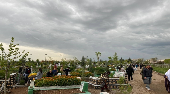 Diyarbakır'da Ramazan Bayramı dolayısıyla mezarlıklarda yoğunluk yaşandı