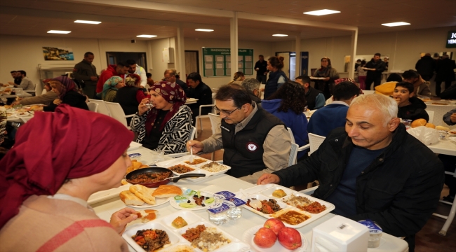 Enerji ve Tabii Kaynaklar Bakanı Fatih Dönmez, İskenderun'da depremzedelerle iftarda buluştu