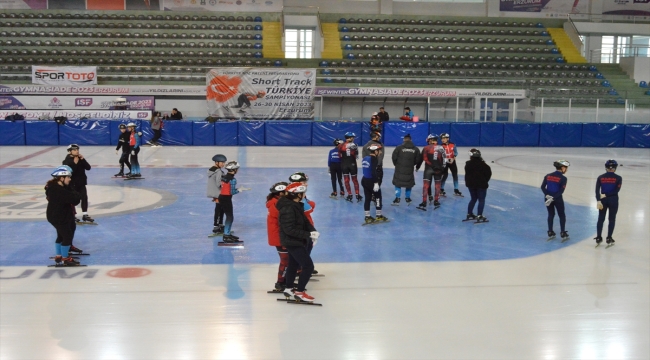 Erzurum'da düzenlenen Short Track Türkiye Şampiyonası, resmi antrenmanlarla başladı