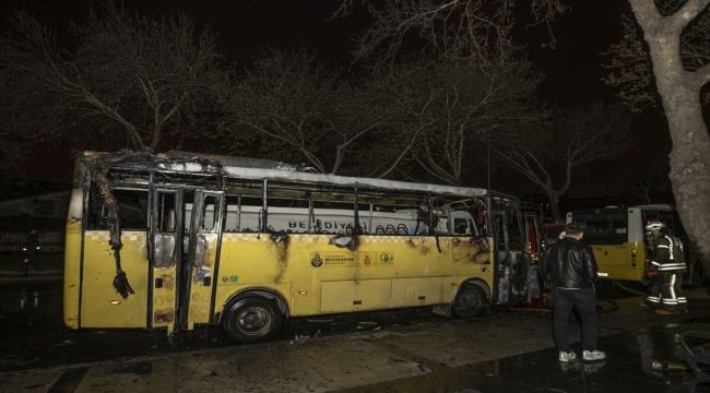 Fatih'te park halindeki İETT otobüsü yandı 