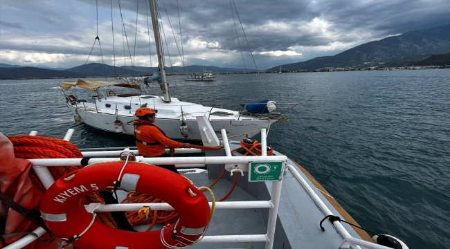 Fethiye'de denizde sürüklenen tekne kıyıya yanaştırıldı