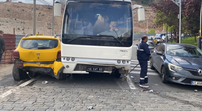 Freni patlayan midibüs kırmızı ışıkta duran 5 araca çarptı, 2 kişi yaralandı