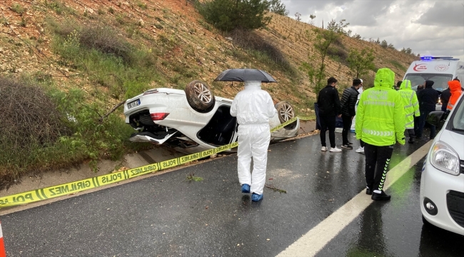 Gaziantep'te devrilen otomobildeki çocuk öldü, ağabeyi yaralandı