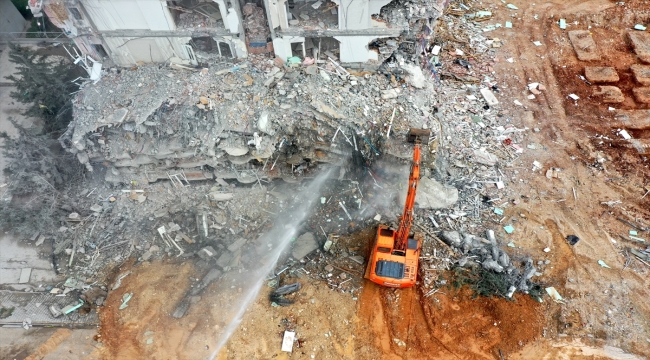 Gaziantep'te riskli binaların kontrollü yıkımı sürüyor