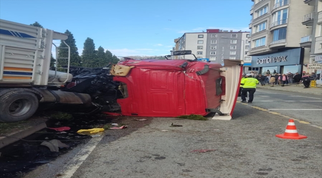 Giresun'da devrilen tırın sürücüsü yaralandı