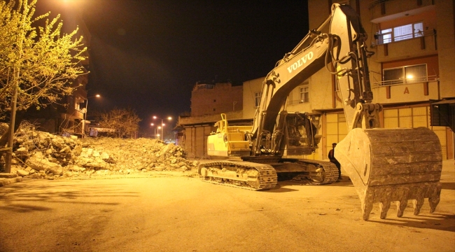 Kilis'te ağır hasarlı 4 katlı bina çöktü