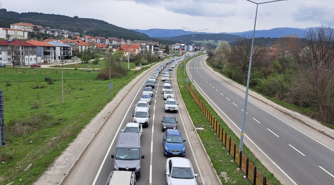 Bayram tatilinden dönenler Anadolu Otoyolu'nda akıcı yoğunluk oluşturuyor