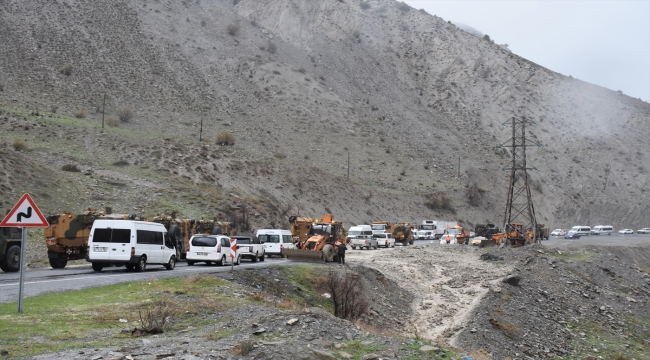 Heyelan ve toprak kaymalarından kapanan Hakkari-Van kara yolu açıldı