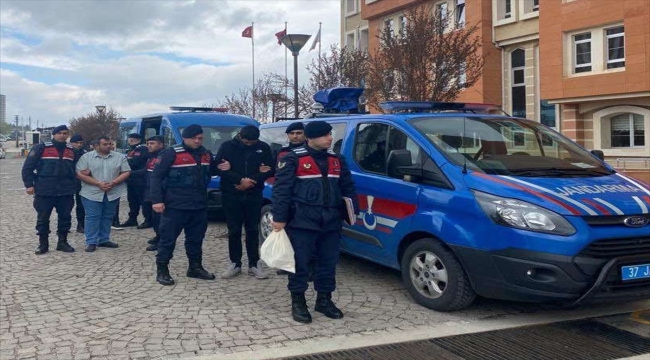 Kastamonu'da kiraladıkları villada uyuşturucu serası oluşturan 3 şüpheliden 2'si tutuklandı